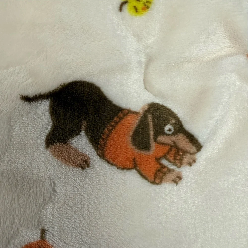 NWT Autumn Dachshund Dog Print Ultra Plush Throw Blanket Ivory 50x70 Dogs Weenie